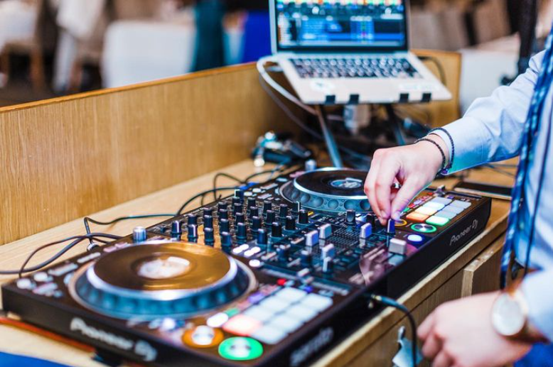 DJ Vaz Image 1.png